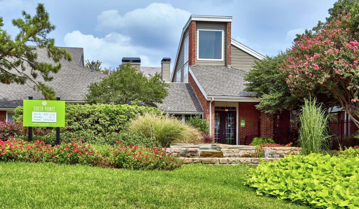 Apartment surrounded by greenery at South Pointe in Dallas,Texas