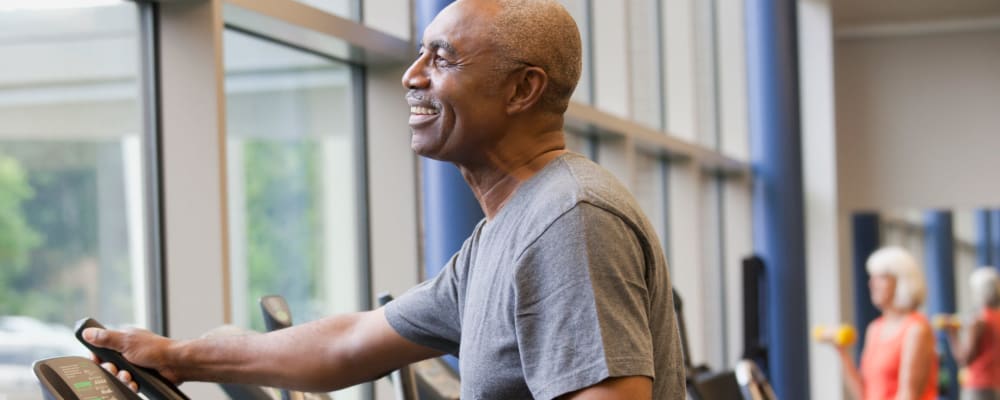 A staff member assisting a resident in exercising at Ridge at Frisco in Frisco, Texas