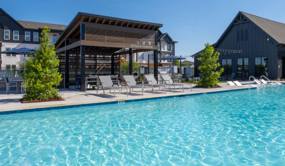 the flats at crosspointe resort-style pool