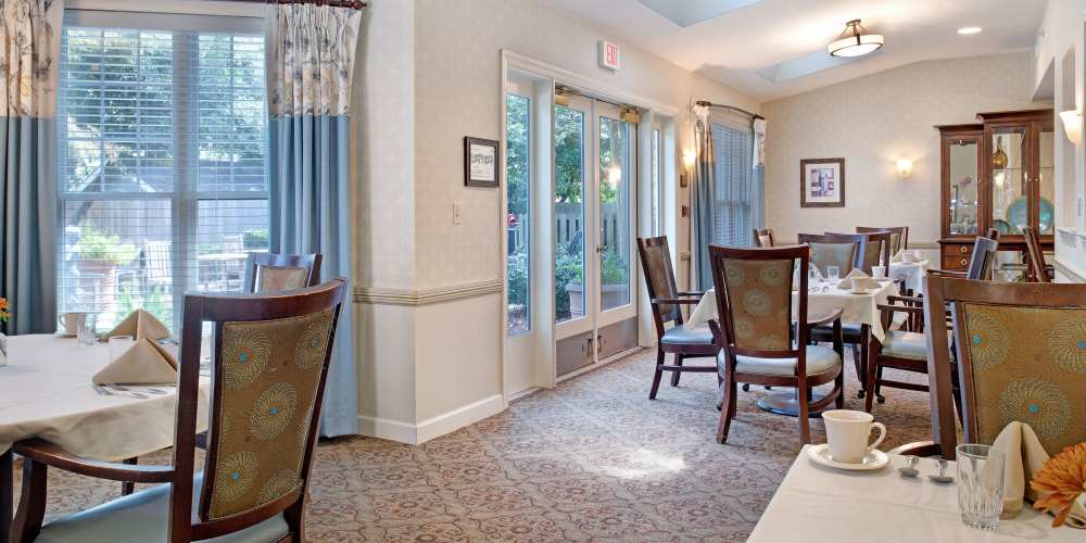 Dining area with carpet flooring at Glenncrest at Siegen in Baton Rouge, Louisiana