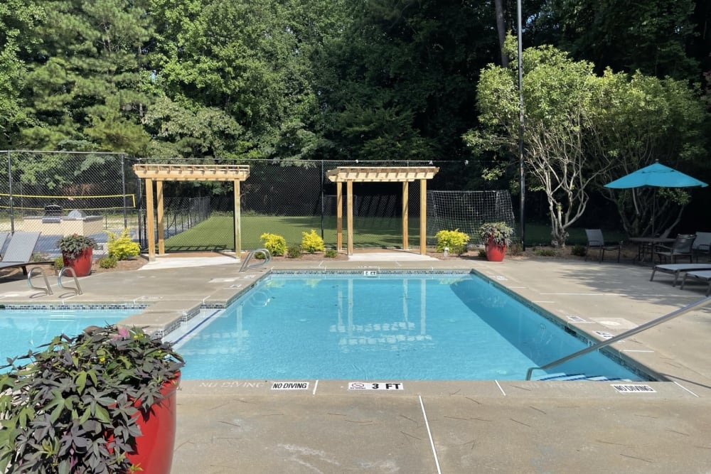 The swimming pool and hot tub at Chapel Creek in Doraville, Georgia