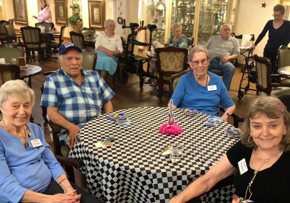 Residents sitting down for a meal at Truewood by Merrill, Roseville in Roseville, California
