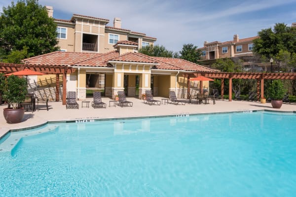 Clubhouse and outdoor pool at Estancia at Ridgeview Ranch in Plano, Texas