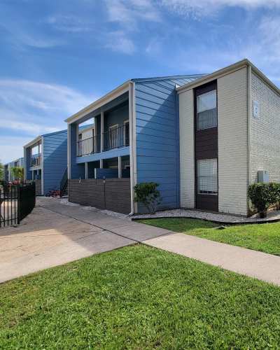 Exterior of an apartment at Banyan Cove in League City, Texas