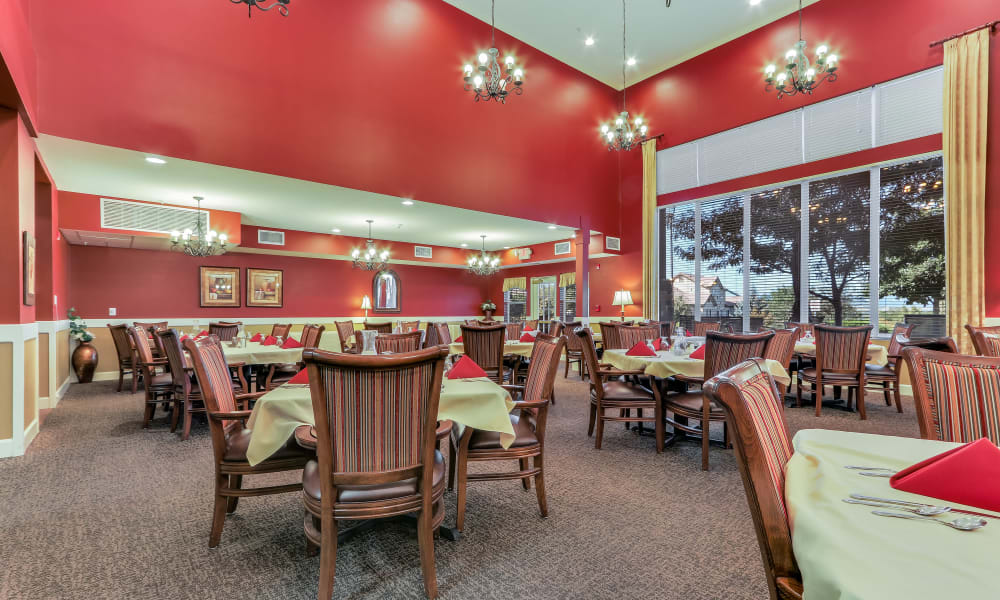 Enjoy your dinner at Keystone Place at Legacy Ridge's dining room in Westminster, Colorado