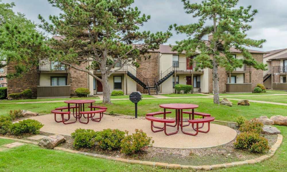 Community picnic area at Pine Oaks Apartments in Mesquite, Texas
