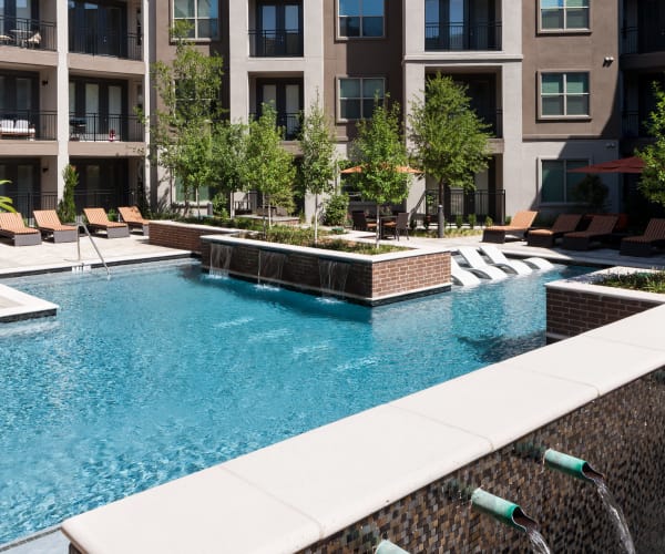 Pool with fountains at Berkshire Amber in Dallas, Texas