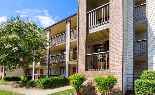 Beautiful manicured exterior at Gable Oaks Apartment Homes in Rock Hill, South Carolina