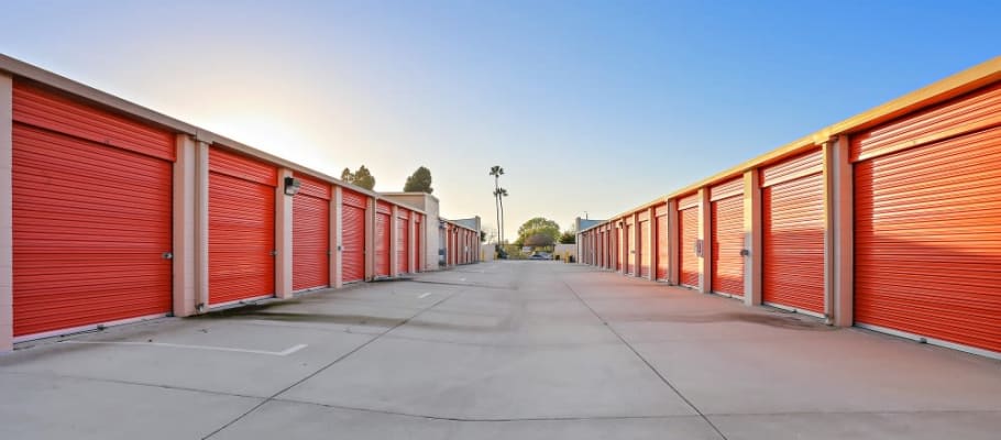 Convenient, outside storage units in Huntington Beach