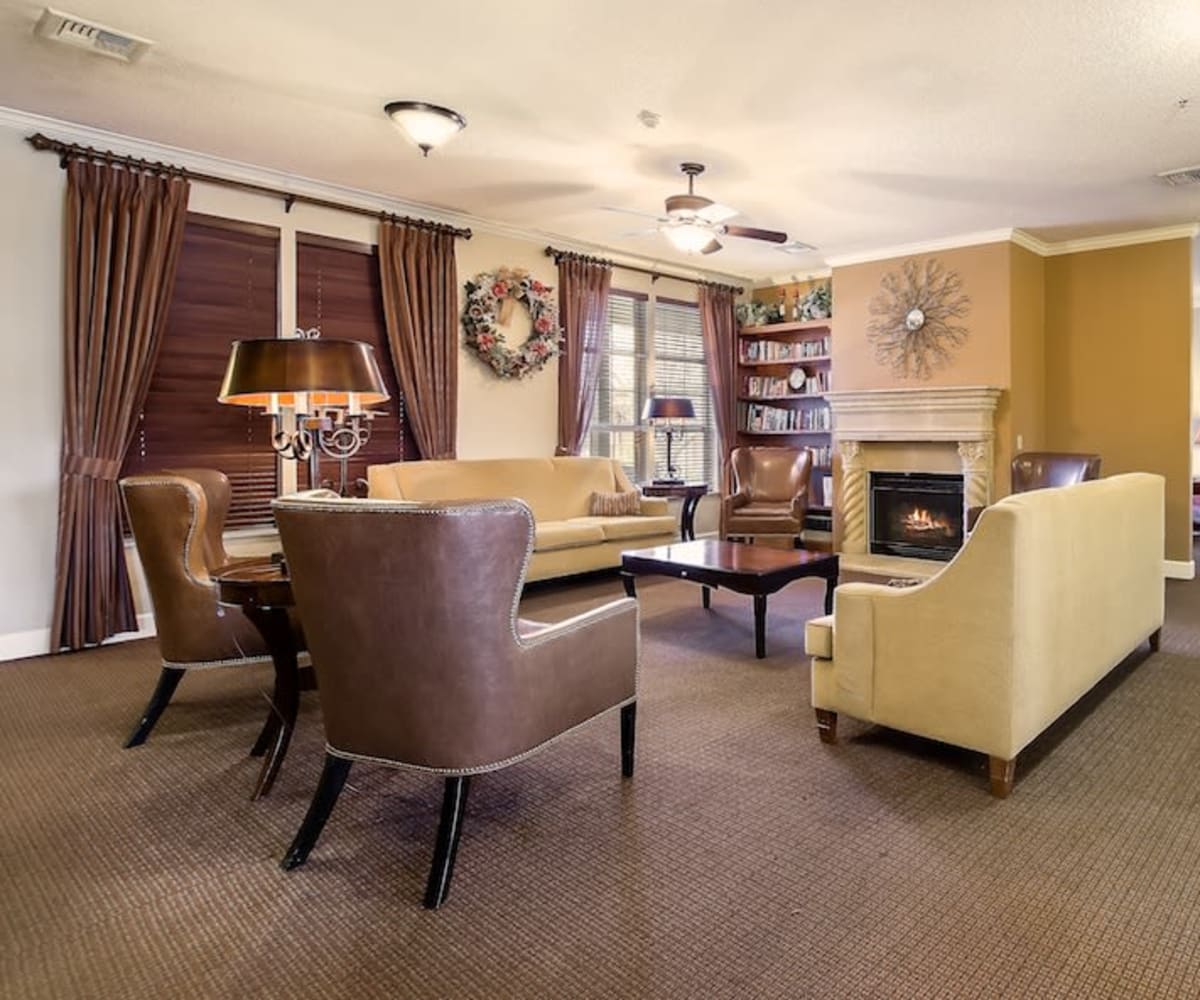 Lounge area at Pacifica Senior Living Bakersfield in Bakersfield, California