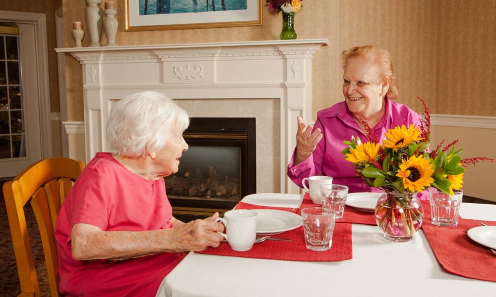 2 residents sitting and talking at Governor's Village in Mayfield Village, Ohio