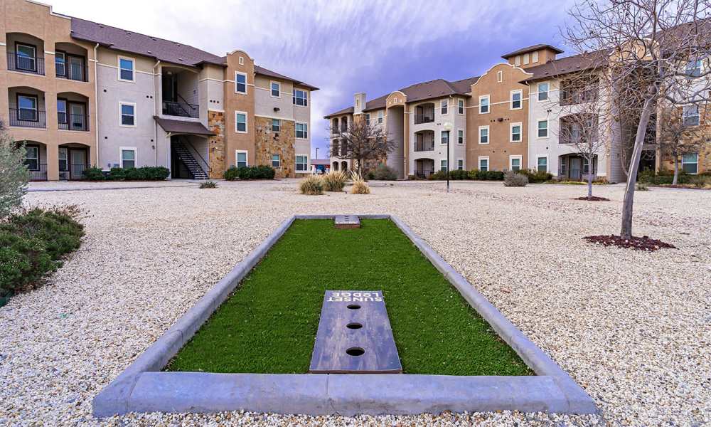 Outdoor amenity space at Sunset Lodge in Odessa,Texas
