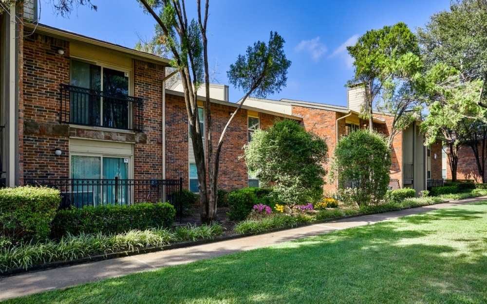 Exterior view of apartments at Rochelle Plaza in Irving, Texas