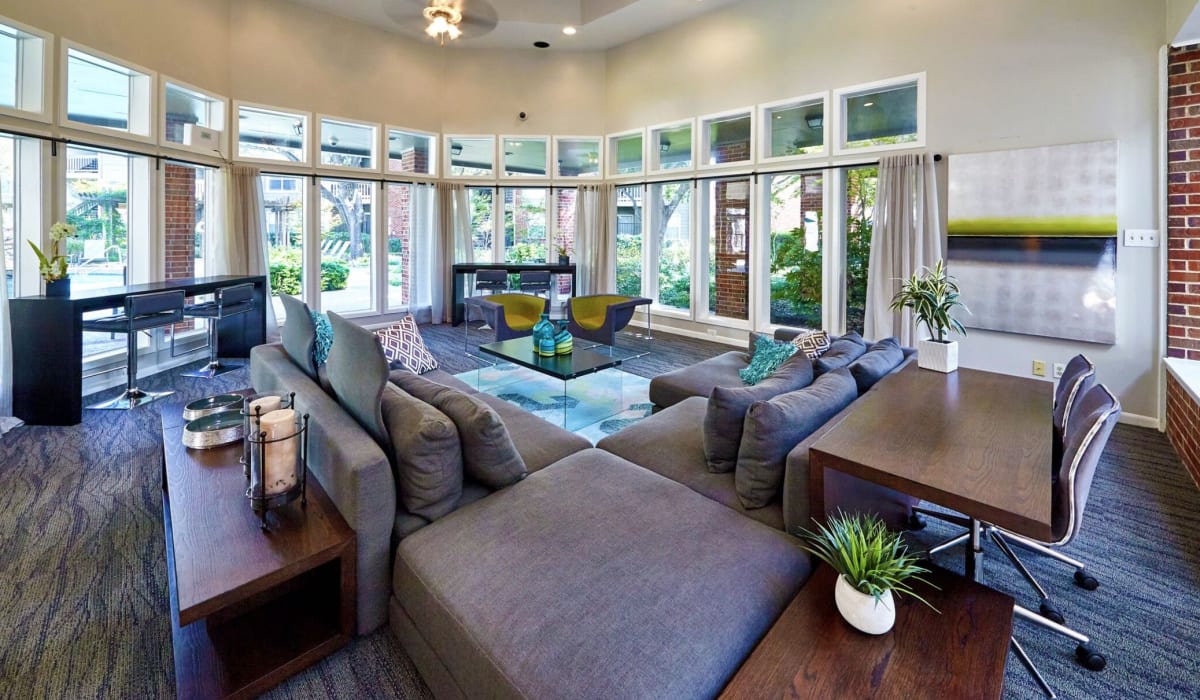 Resident lounge at South Pointe in Dallas,Texas