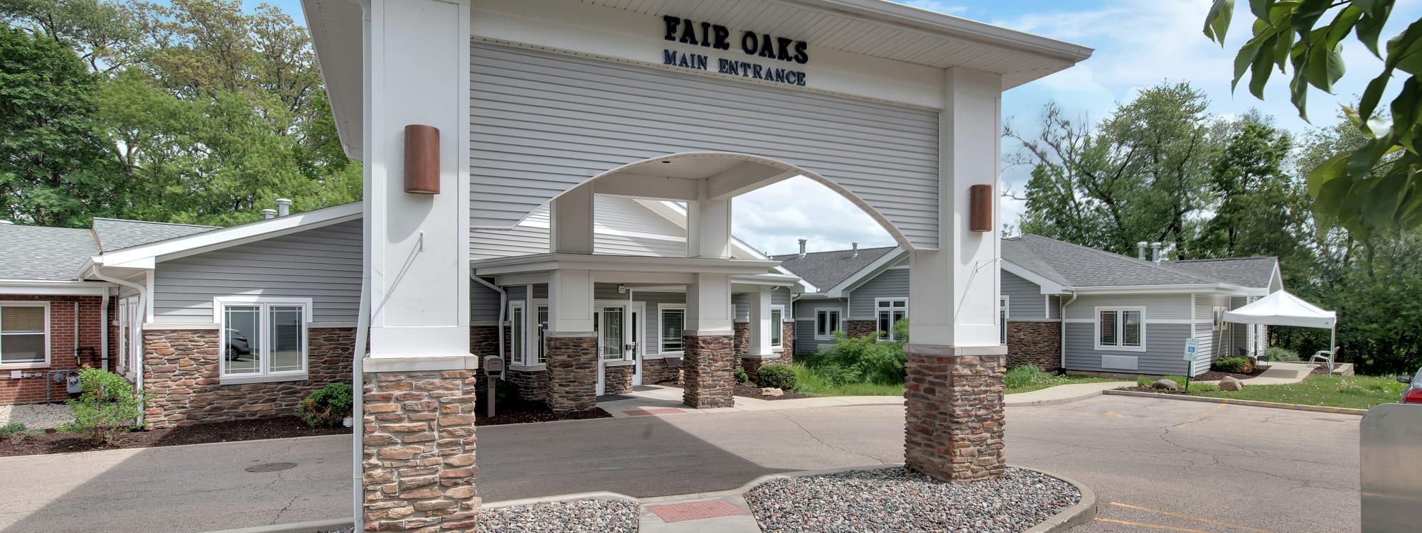 Bootstrap via website (https://www.wisconsinillinoisseniorhousing.org/senior-living/il/crystal-lake/fair-oaks-health-care-center/)