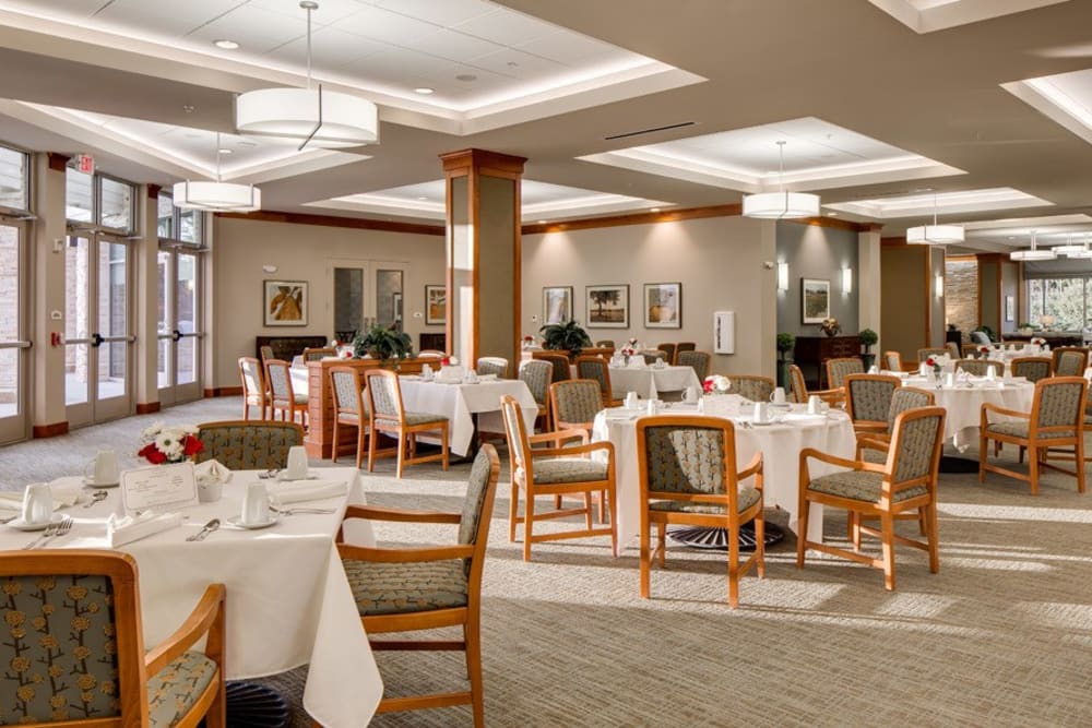 Spacious dining room at Merrill Gardens at Woodstock in Woodstock, Georgia. 