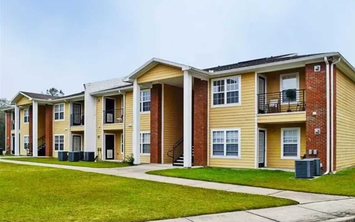 Exterior view of the apartment building at Ochlockonee Pointe Apartments in Midway, Florida