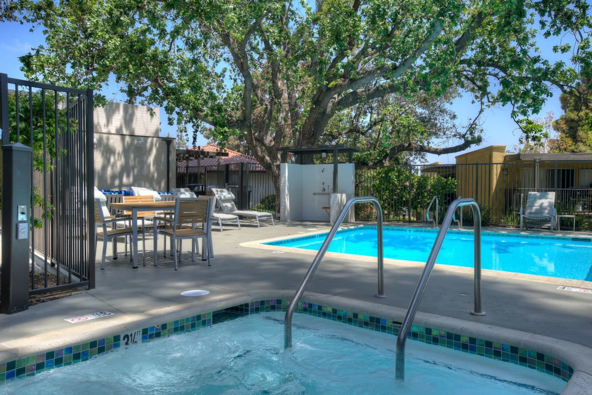 Pool and hot tub at Los Robles Apartments, Thousand Oaks, California