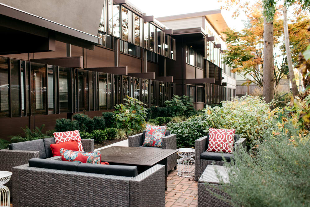Outdoor lounge area at MOD Apartments in Seattle, Washington