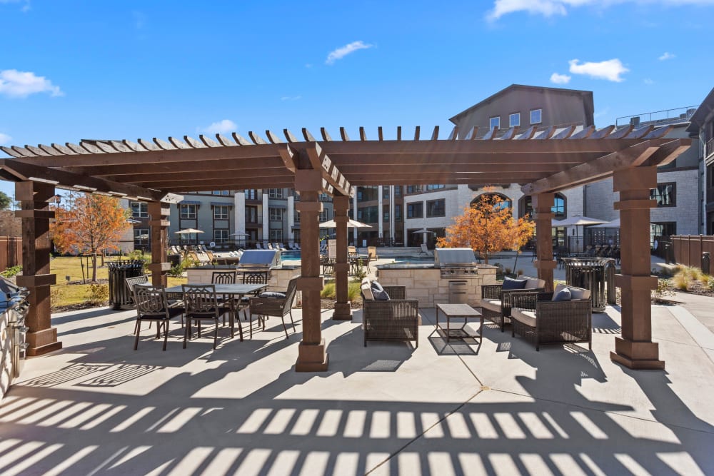 Resident grilling stations and pavilion at Olympus Hudson Oaks in Hudson Oaks, Texas