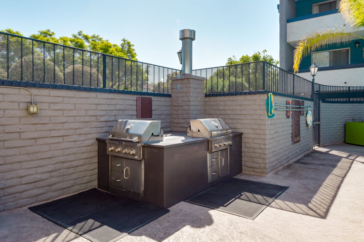 Resident barbeque area at The Howard, Glendale, California