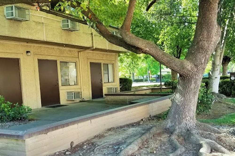 Clean exterior building at Leisure Manor Apartments in Sacramento, California