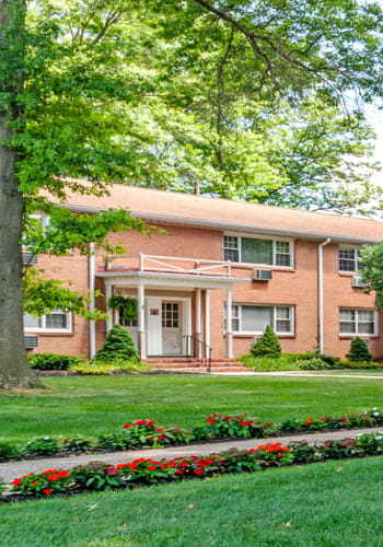 Lush exterior at Riverwood Commons in Bordentown, New Jersey