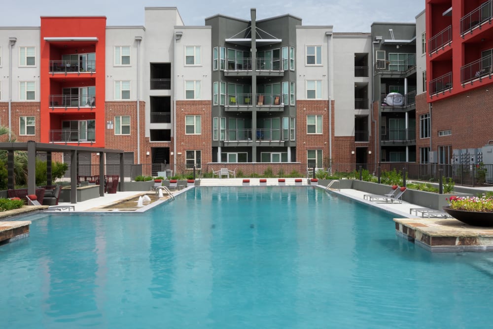 Sparkling pool and leisure area at Anatole at the Pines in Conroe, Texas