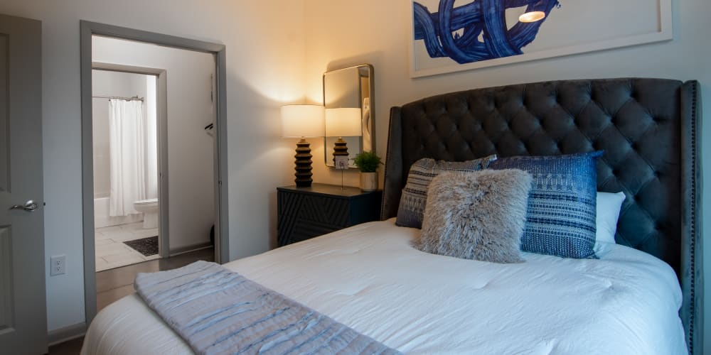 A main bedroom with an attached bathroom at Innslake Place in Glen Allen, Virginia