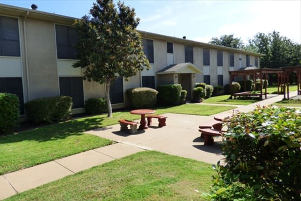 View of the courtyard at Crystal Ridge in Midlothian, Texas