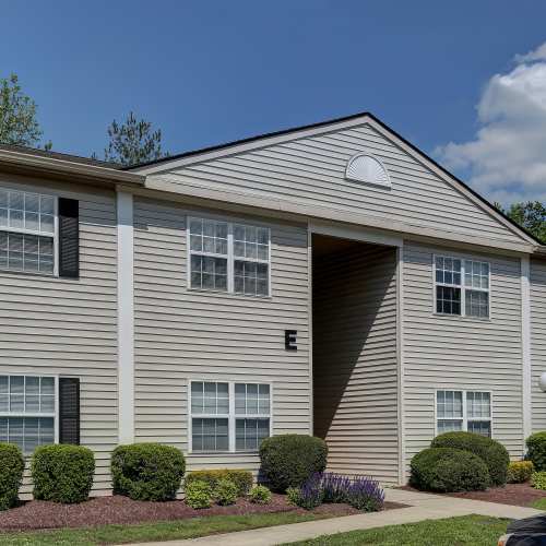 Beautiful apartment exterior of Ridgewood at Greenbrier in Greenbrier, Tennessee