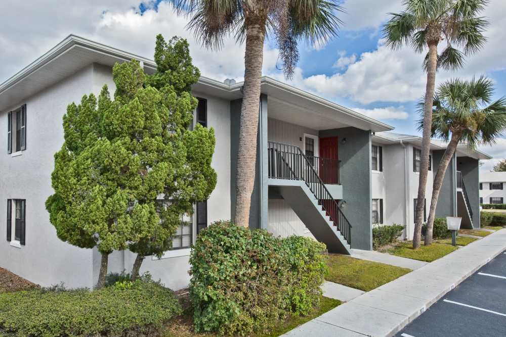 Exterior and parking lot at Barrington Place at Winter Haven in Winter Haven, Florida