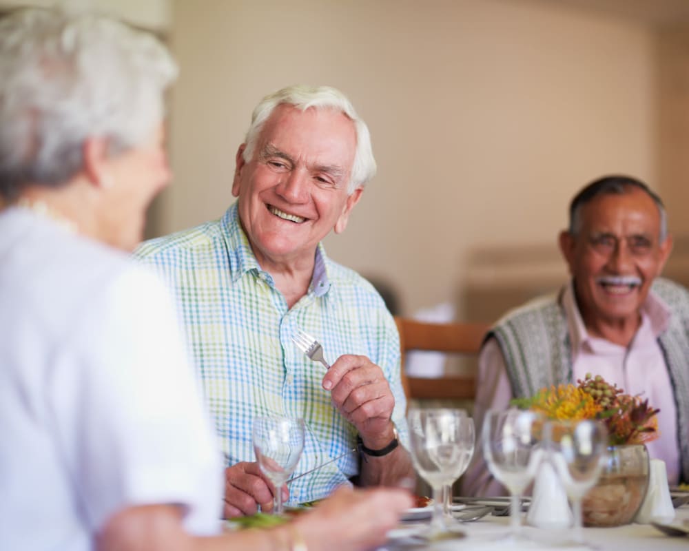 Residents talking and eating at Edencrest at Tuscany in Altoona, Iowa.