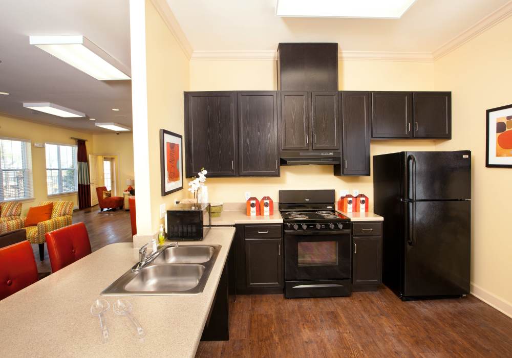 Clubhouse kitchen with lounge seating at Brook Creek Crossings in Midlothian, Virginia