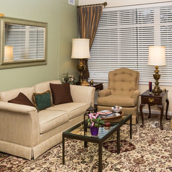 decorated coffee table at Quail Park of Lynnwood in Lynnwood, Washington