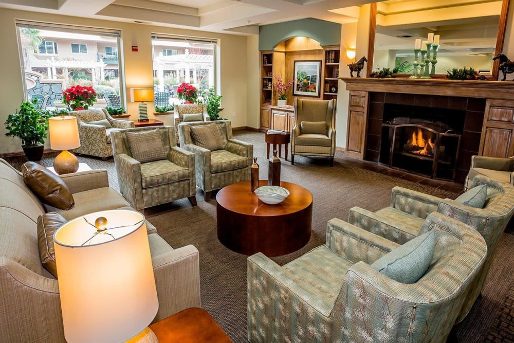 Relaxing lounge with lots of seating at The Springs at Anna Maria in Medford, Oregon