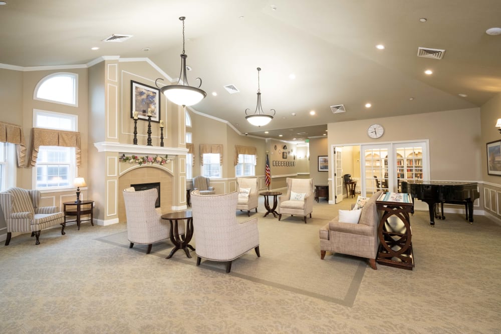 Comfortable lounge and fireplace at The Heritage of Clearlake in Houston, Texas