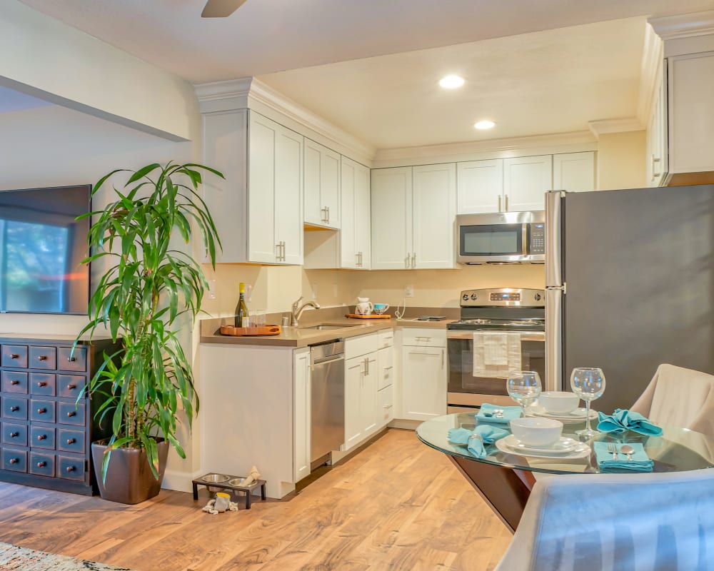 kitchen at Greenpointe Apartment Homes in Santa Clara, California