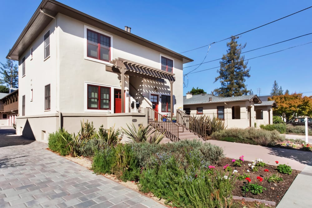 Building with garden in the front at Hawthorne Apartments in Palo Alto, California