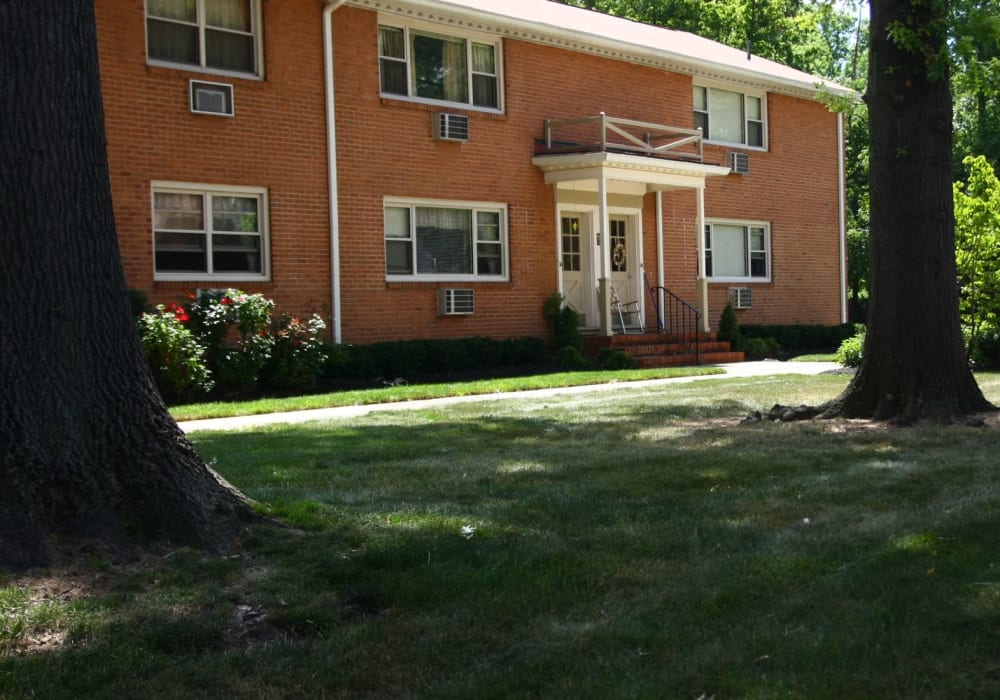 Lush exterior at Riverwood Commons with pool in Bordentown, New Jersey