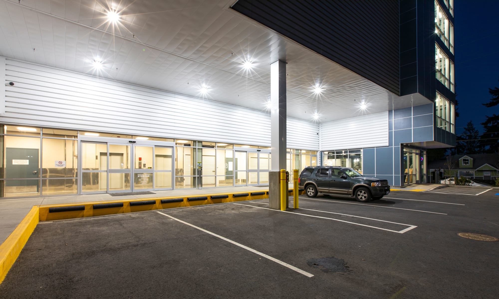 Covered and well lit loading/unloading area at Ballinger Heated Storage in Shoreline, Washington