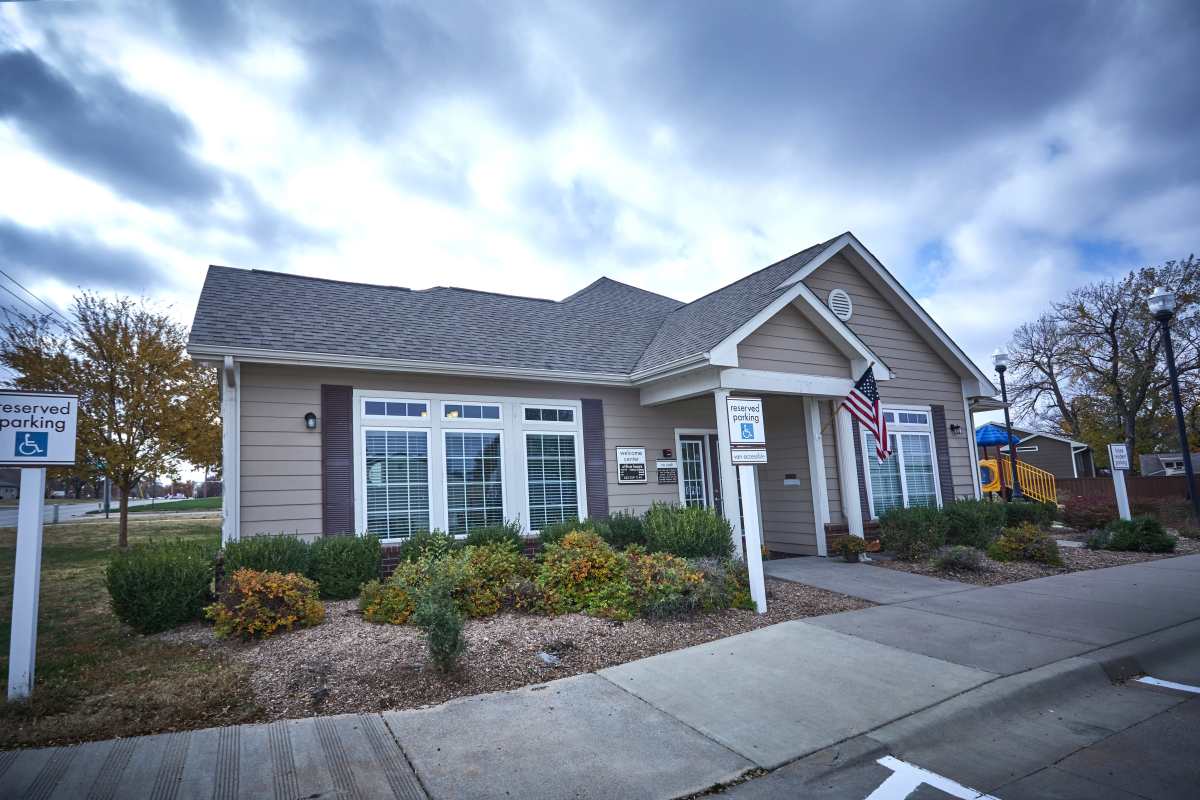 Exterior shot of apartments at Wedgewood in Wellington, Kansas