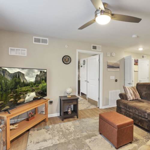 Living room with a TV at McKinley Manor in Columbus, Ohio