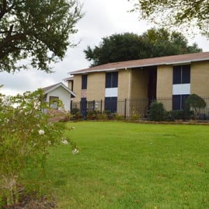 Exterior and lush lawn at Vista Park in Dallas, Texas