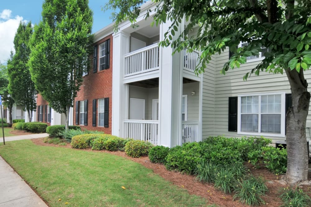 Exterior grass area with some lovely gardening at Cherokee Summit Apartments in Acworth, Georgia