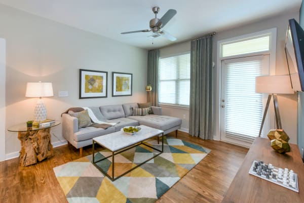 Axis Berewick offers a naturally well-lit living room in Charlotte, North Carolina