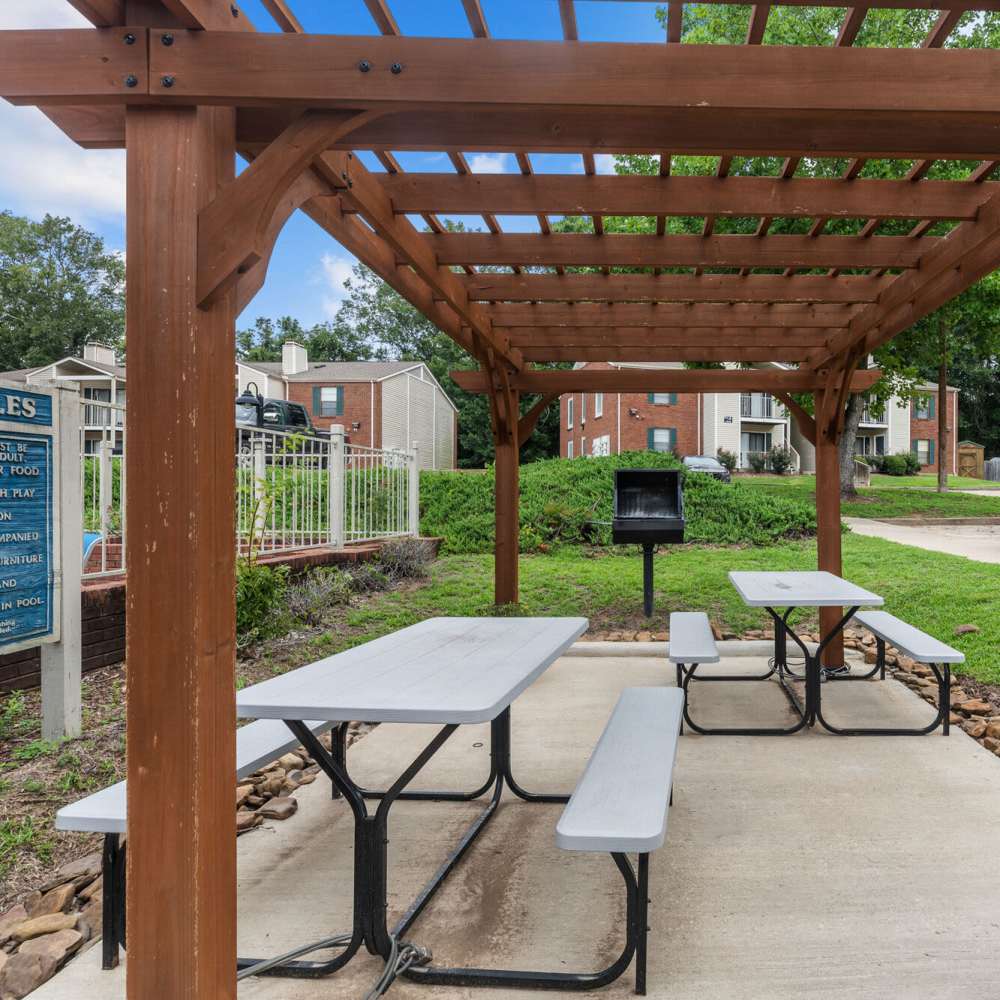Outdoor seating area at Cannongate Apartments in Vicksburg, Mississippi