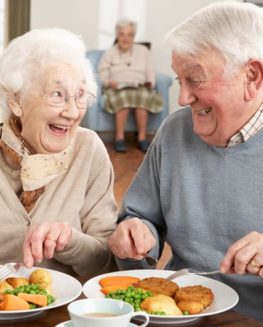 Resident couple at Meadowlark Senior Living in Lebanon, Oregon