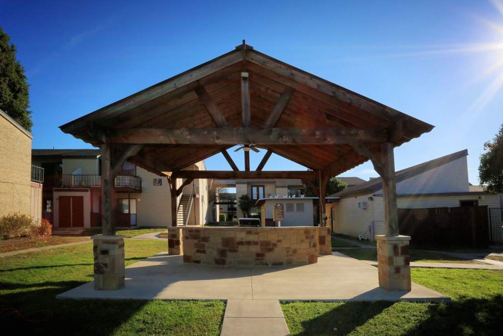 Courtyard with barbecue grill at Alamo Estates in San Antonio, Texas