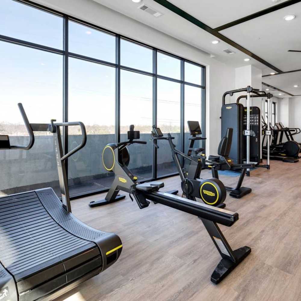 Fitness center with various equippements at Katy Trail Uptown in Dallas, Texas